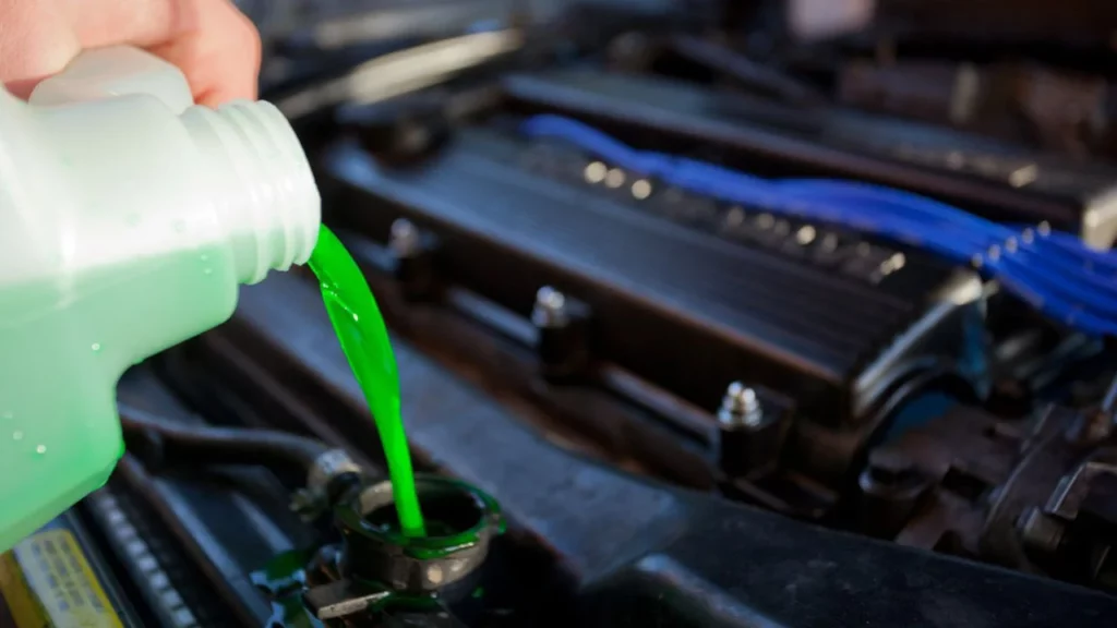 Echando anticongelante en el coche