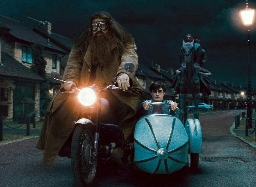 Hagrid y Harry Potter en moto