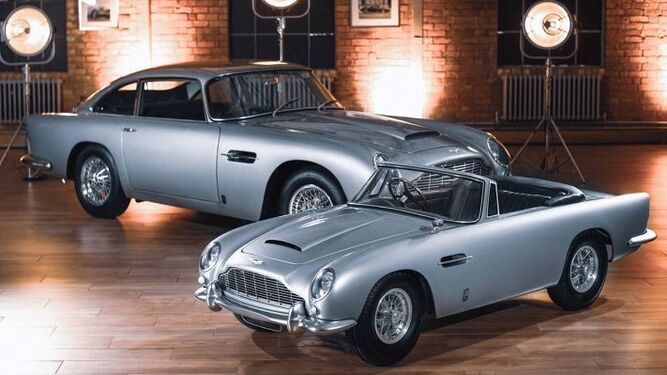 Dos Aston Martin DB5, uno descapotable