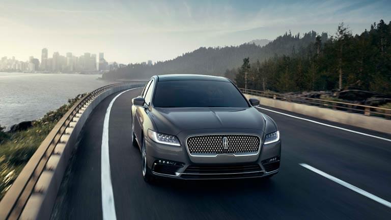 Lincoln Continental circulando