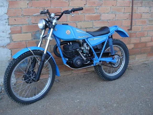 Moto clásica azul