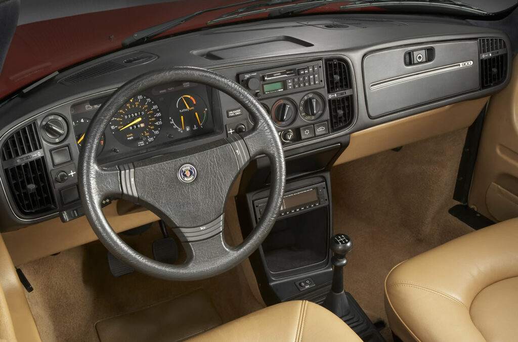 Interior Saab 900