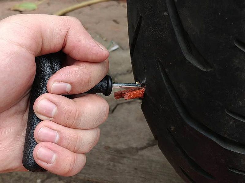 Cómo reparar un pinchazo en una rueda del coche