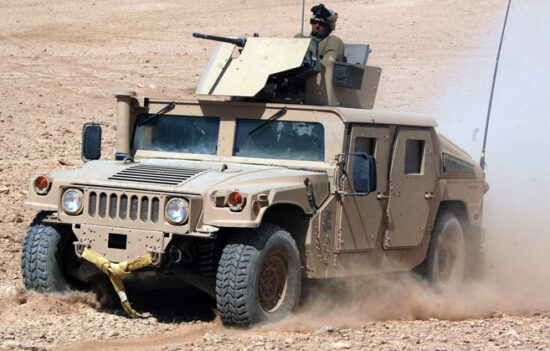 Hummer militar en desierto