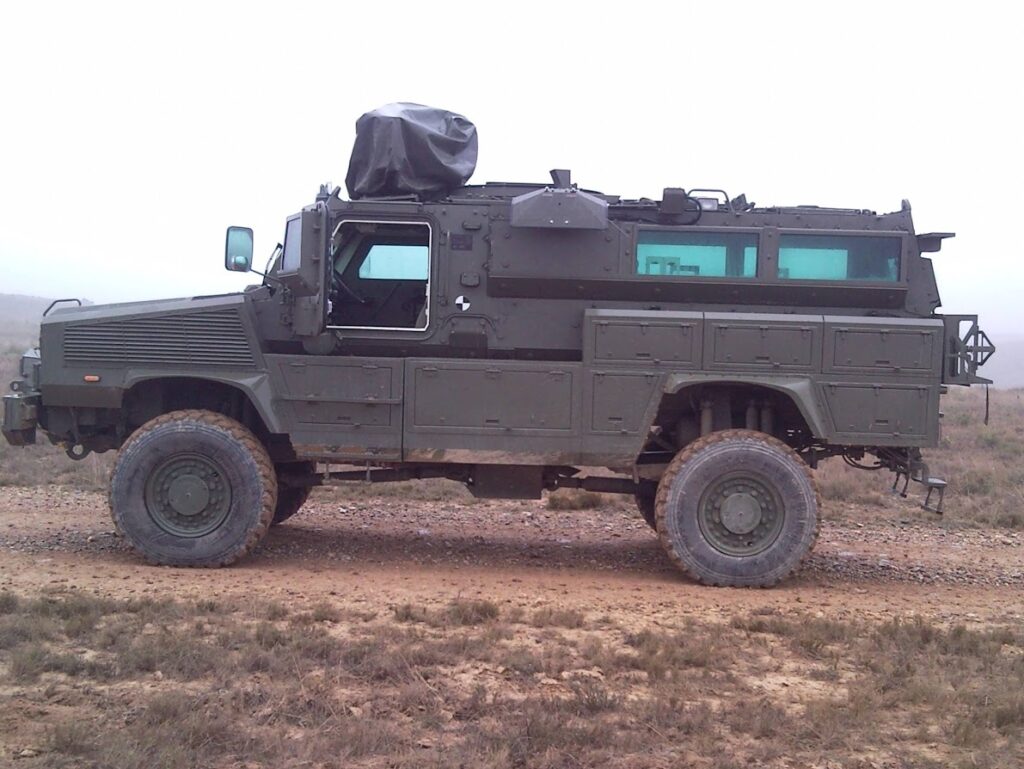 Lateral del vehículo militar español
