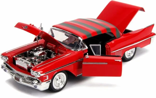 Pesadilla en Elm Street, con Coche Cadillac Series 62 1958 y Figuras de Freddy Krueger y Nancy Thompson